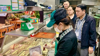 Inspecția siguranței și igienei alimentare la Centrul Comercial AEON Mall Hai Phong Le Chan.