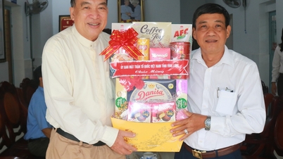 Para pemimpin Komite Front Tanah Air Vietnam provinsi tersebut berkunjung dan menyampaikan ucapan selamat Natal 2025.