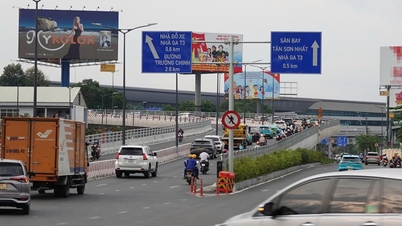 „Chaos” na billboardach w Ho Chi Minh City