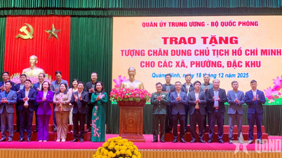 Quang Ninh: Předávání portrétních soch prezidenta Ho Či Mina obcím, obvodům a zvláštním zónám.