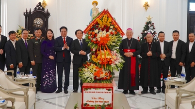 O vice-primeiro-ministro Ho Quoc Dung envia cumprimentos de Natal no Palácio Arquiepiscopal da Arquidiocese de Hue.