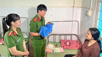 Policisté z obce Hoa Thinh navštívili těhotné ženy, které dostaly pomoc s porodem během povodní, a předali jim dary.