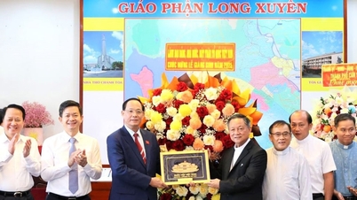 Vice Chairman of the National Assembly, Lieutenant General Tran Quang Phuong, extends Christmas greetings in An Giang.