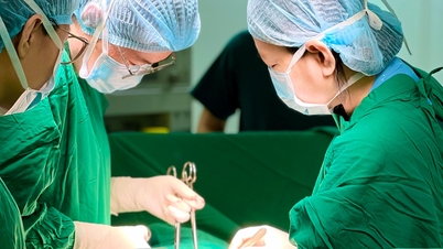 En tumör på 2,5 kg komprimerar njuren; läkarna gör allt för att bevara livmodern åt den unga patienten.