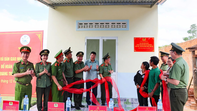 A Polícia Provincial de Khánh Hòa inaugura a primeira casa construída como parte da "Campanha Quang Trung".