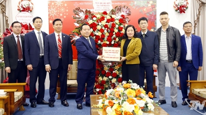 Kamerad Do Thi Minh Hoa mengucapkan tahniah kepada Gereja Evangelikal Vietnam.