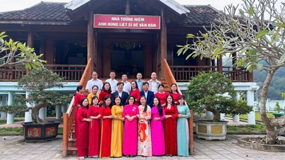 หน่วยงานพรรคประจำศูนย์ฟื้นฟูผู้ทำคุณงามความดีและดูแลสุขภาพบุคลากรในพรรค ได้จัดพิธีรับสมาชิกพรรคขึ้น เนื่องในกิจกรรมตามหัวข้อประจำไตรมาสที่ 4 "ภาคภูมิใจในประเพณีของเรา สืบทอดจิตวิญญาณของวีรบุรุษและผู้พลีชีพแห่งเบ๋วันดาน"
