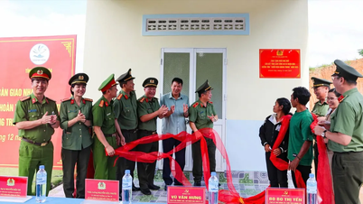 Kepolisian Khánh Hòa meresmikan rumah pertama yang dibangun selama "Kampanye Quang Trung".