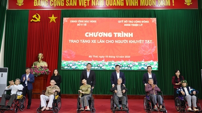 បាក់និញ៖ លោក ង្វៀន ហុងថាយ លេខាបក្សខេត្តបាក់និញ ប្រគល់រទេះរុញដល់ជនពិការក្នុងខេត្ត។