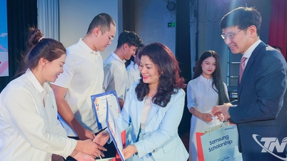 Společnost Samsung Vietnam uděluje studentům 160 stipendií.