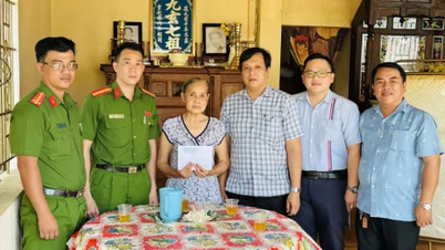 ប្រធានគណៈកម្មាធិការប្រជាជនសង្កាត់ឡុងហ័របានចុះសួរសុខទុក្ខ និងប្រគល់អំណោយដល់ក្រុមគ្រួសារជនរងគ្រោះម្នាក់ដែលបានស្លាប់ក្នុងគ្រោះថ្នាក់ចរាចរណ៍។