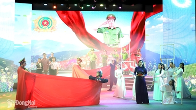 រោងមហោស្រពសិល្បៈ Dong Nai បង្ហាញការលេង Cai Luong "កណ្តឹង" (Hoi Chuong)។
