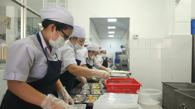 A Trung Vuong Középiskola diákjainak szülei a panaszok után közvetlenül ellenőrzik az iskolai ebédprogramot.