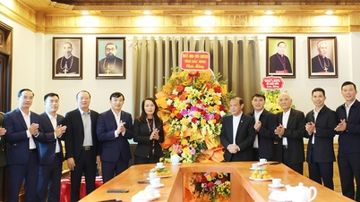 Timbalan Setiausaha Jawatankuasa Parti Wilayah Nguyen Thi Huong mengucapkan tahniah kepada Paroki Ngo Xa sempena Krismas.