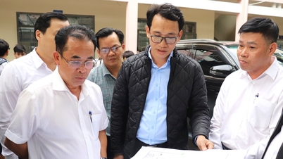 Vice Chairman of the City People's Committee Tran Anh Tuan inspects school projects in person.