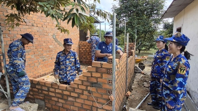 A Tay Khanh Son községben a "Quang Trung hadjáratot" végrehajtó 4. haditengerészeti régió munkacsoportjának látogatása és bátorítása.