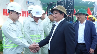Deputy Prime Minister Ho Quoc Dung inspects preparations for the inauguration ceremony of the Quang Ngai – Hoai Nhon Expressway.