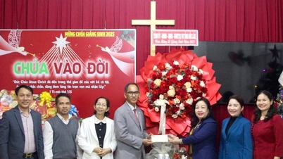 Dak Lak: El presidente del Consejo Popular Provincial visita y felicita a las congregaciones protestantes con motivo de la Navidad.