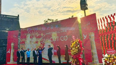 The "Memories of the Flagpole" tour takes visitors on a journey through the history of Thang Long - Hanoi.