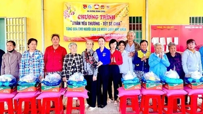 Xã Dương Minh Châu trao quà tết cho người dân có hoàn cảnh khó khăn
