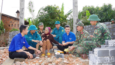 ນ້ຳຕາແຫ່ງຄວາມດີໃຈຢູ່ໃນສະຖານທີ່ກໍ່ສ້າງ "ໄວຄືກັບຟ້າຜ່າ" ໃນແຂວງດັກລັກ.