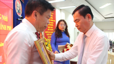 មេដាយការងារត្រូវបានប្រគល់ជូនដល់បុគ្គលម្នាក់ៗនៅក្នុងសង្កាត់ប៊ិញហ័រ និងសង្កាត់ឡាយធៀវ។