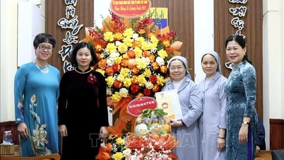 The Vietnam Fatherland Front extends Christmas greetings to the St. Paul's Convent in Hanoi.