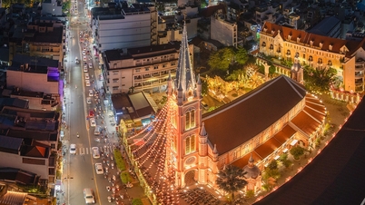 Admire the dazzling churches, a 'super hot' check-in spot this Christmas season.