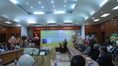Buchpräsentation durch den Gelehrten Hoang Dao Thanh und seinen Urenkel Hoang Dao Cuong