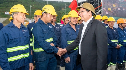 Phó Thủ tướng Hồ Quốc Dũng thăm, tặng quà người lao động dự án cao tốc Quảng Ngãi - Hoài Nhơn