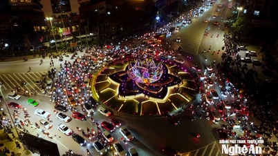 La gente de la provincia de Nghe An salió a las calles para celebrar tras la victoria de la selección nacional vietnamita.