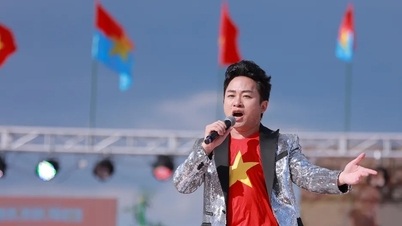 Selebriti Vietnam menangis kegembiraan apabila pasukan kebangsaan Vietnam memenangi kejuaraan Sukan SEA ke-23.