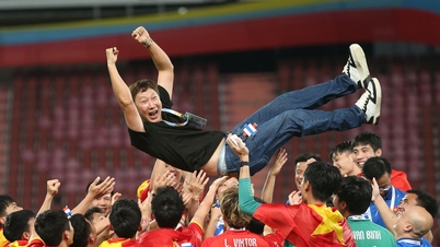 Øyeblikket da U22-spillerne fra Vietnam bar trener Kim Sang Sik på skuldrene.