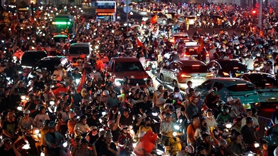 Para penggemar di Kota Ho Chi Minh tidak bisa tidur semalaman karena tim U22 Vietnam meraih kemenangan.