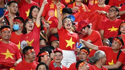 CĐV Việt Nam tại Thái Lan hạnh phúc sau tấm HCV bóng đá nam SEA Games