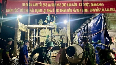 Soldaten arbeiteten die ganze Nacht hindurch, um Häuser für die Menschen in den von Überschwemmungen betroffenen Gebieten zu bauen.