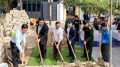Rumah-rumah bantuan diserahkan kepada para pemuda kurang mampu yang mendaftar di militer di An Phong.