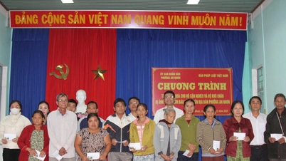 កាសែតច្បាប់វៀតណាម បរិច្ចាគអំណោយដើម្បីជួយប្រជាជននៅតំបន់ដែលរងផលប៉ះពាល់ដោយទឹកជំនន់នៅខេត្តដាក់ឡាក់ និងខេត្តយ៉ាឡាយ។