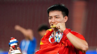 Pasukan Bawah 22 Tahun Vietnam menerima 'hujan' hadiah wang tunai selepas memenangi pingat emas di Sukan SEA ke-33.