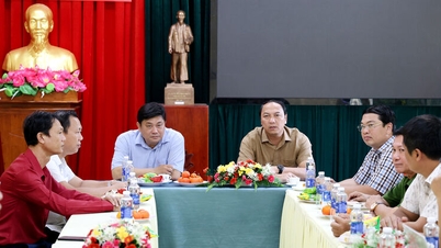 Lam Minh Thanh, az An Giang Tartományi Pártbizottság titkárhelyettese látogatást tesz és ott dolgozik.