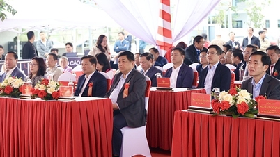 Başbakan Yardımcısı Nguyen Chi Dung, Dong Hoi Merkez Sosyal Konut Projesi'nin temel atma törenine katıldı.