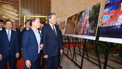 【写真】ト・ラム事務総長が書籍や写真展、ジャーナリズムのデジタル変革の成果を展示する展示スペースを視察。