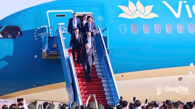Permanent Deputy Prime Minister Nguyen Hoa Binh arrived on the first official flight to Long Thanh Airport.