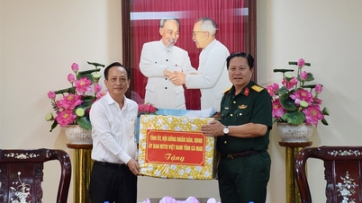 ថ្នាក់ដឹកនាំខេត្ត Ca Mau បានទៅសួរសុខទុក្ខ និងប្រគល់អំណោយដល់អង្គភាពយោធាក្នុងឱកាសទិវាបង្កើតកងទ័ពប្រជាជនវៀតណាម។