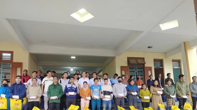 Delegația Consiliului Popular al orașului Da Nang a oferit 250 de cadouri locuitorilor din comuna Dong Giang.
