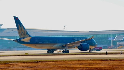 ជើងហោះហើរដឹកអ្នកដំណើរដំបូងបានចុះចតជាផ្លូវការនៅអាកាសយានដ្ឋានឡុងថាញ់។