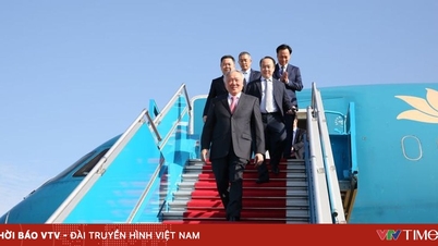 Permanent Deputy Prime Minister Nguyen Hoa Binh landed on the first flight at Long Thanh International Airport.