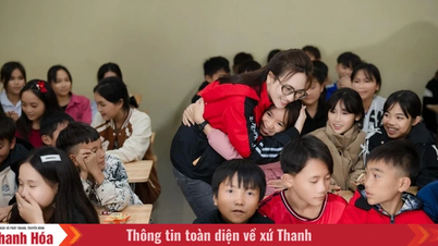 ครูที่โรงเรียนอนุบาลตัมชุงต่างดีใจที่โรงเรียนสาขาบ้านออนมีไฟฟ้าใช้ได้อย่างเสถียรแล้ว