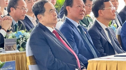 국회의장이 수도에서 열린 홍강 경관대로 착공식에 참석했습니다.