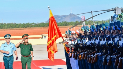 Milli Savunma Bakanı Phan Van Giang, Phan Thiet Askeri Havaalanı'nın açılış törenine katıldı.